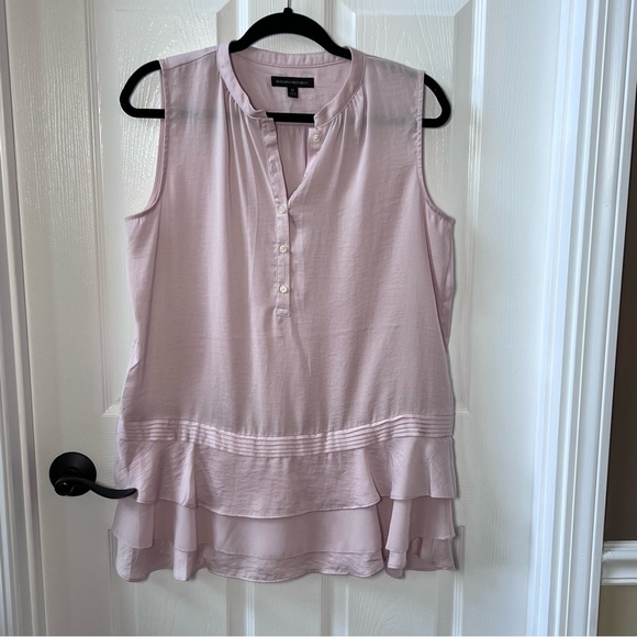 ⭐️ Banana Republic Soft Pink Satin Tiered Ruffle Hem Sleeveless Blouse MEDIUM - Picture 2 of 9